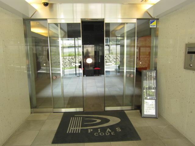 Entrance. Common areas