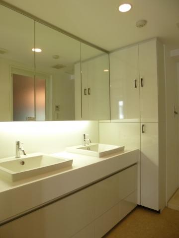 Wash basin, toilet. 2 bowl