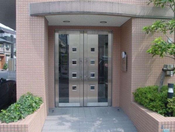 Entrance. Common areas