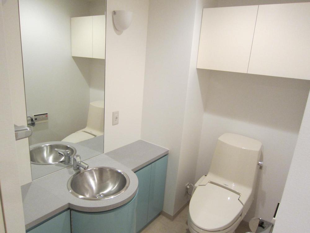 Wash basin, toilet. Indoor (12 May 2013) Shooting