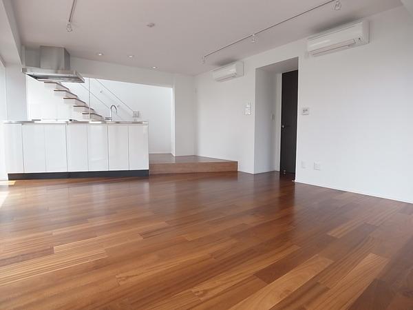 Living. About 19.3 Pledge of LDK Floor heating equipped Southeast ・ It is very bright rooms with two faces lighting of northeast