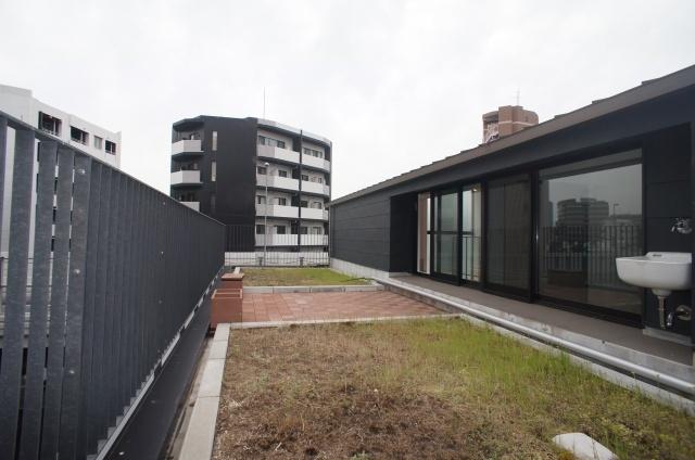 Balcony. Immediate Available 						 / 							2 along the line more accessible 						 / 							LDK18 tatami mats or more 						 / 							It is close to the city 						 / 							System kitchen 						 / 							Bathroom Dryer 						 / 							Corner dwelling unit 						 / 							Yang per good 						 / 							All room storage 						 / 							top floor ・ No upper floor 						 / 							Face-to-face kitchen 						 / 							Southeast direction 						 / 							Elevator 						 / 							Otobasu 						 / 							Warm water washing toilet seat 						 / 							TV with bathroom 						 / 							The window in the bathroom 						 / 							TV monitor interphone 						 / 							Urban neighborhood 						 / 							Ventilation good 						 / 							All living room flooring 						 / 							Walk-in closet 						 / 							All room 6 tatami mats or more 						 / 							roof balcony 						 / 							Floor heating 						 / 							Delivery Box