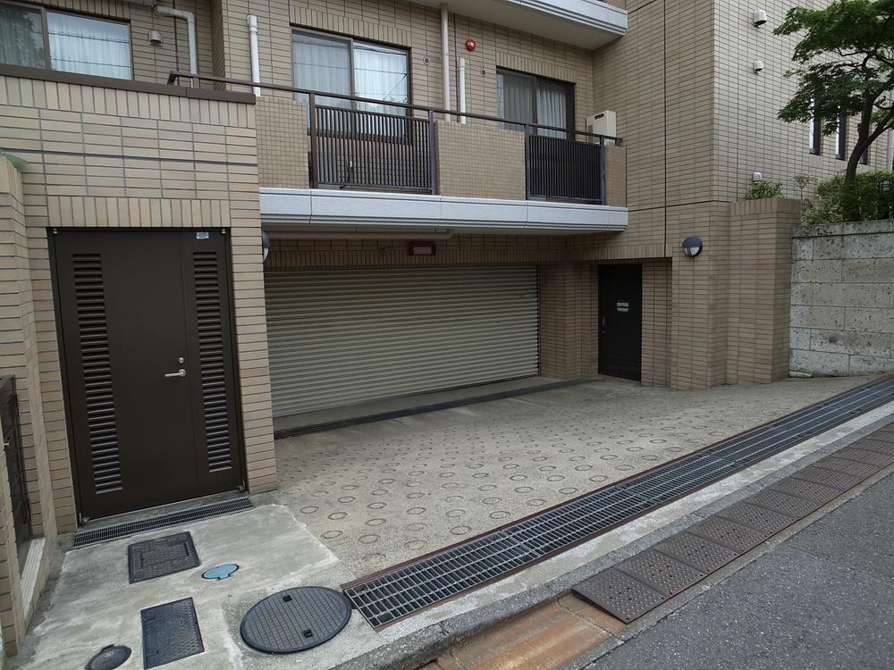 Parking lot. Parking (entrance)