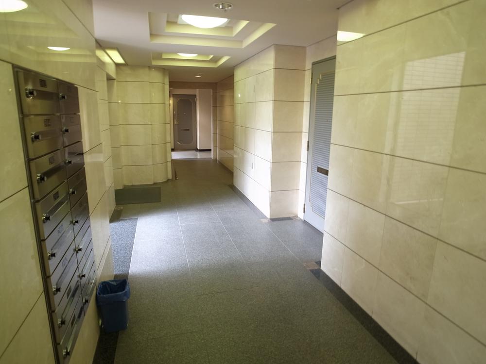 Other common areas. Entrance around is not exposed to the outside air "inside the corridor."