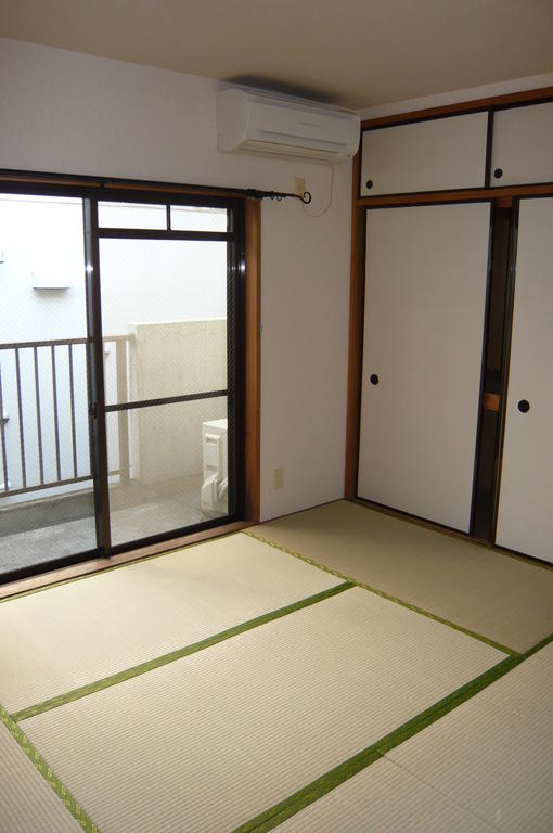 Other room space.  ☆ Japanese-style room had settled