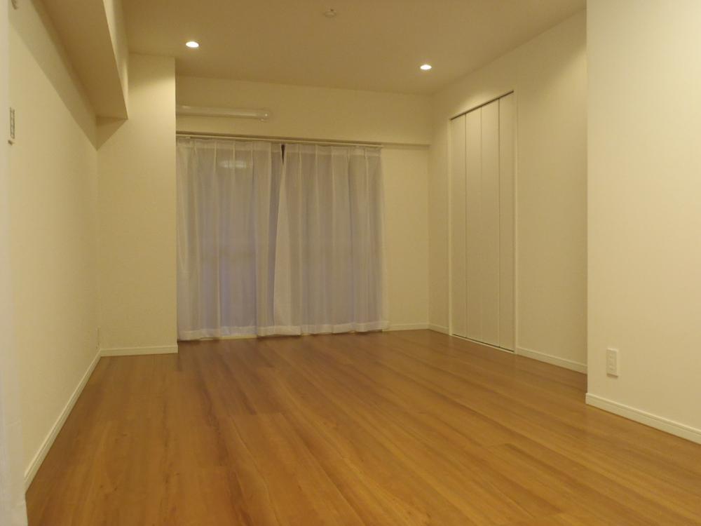 Living. A two-sided balcony LDK