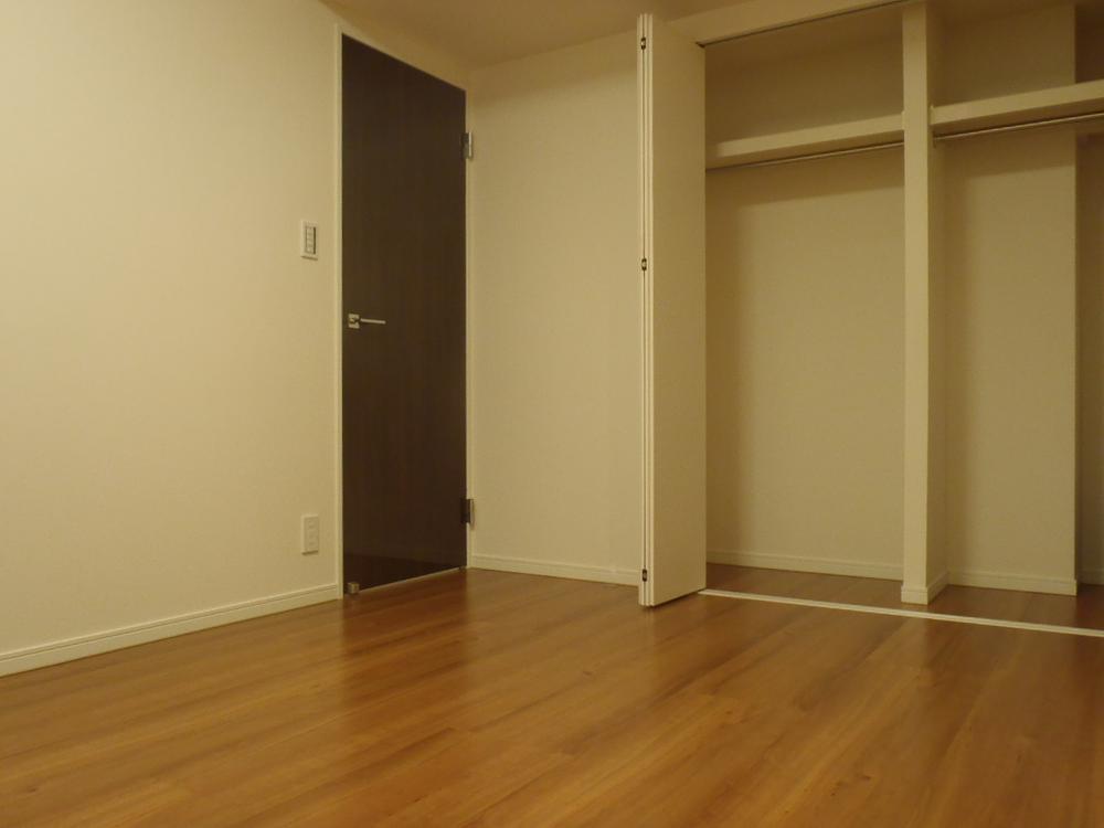 Non-living room. Western-style with large closet