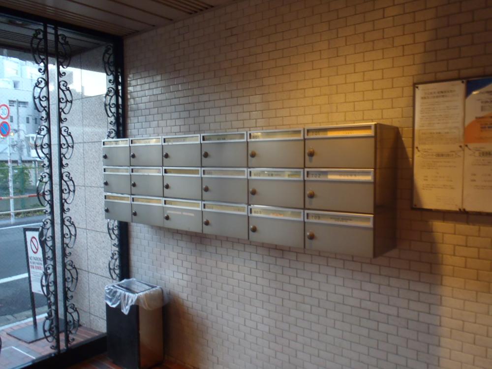 Entrance. Mailbox