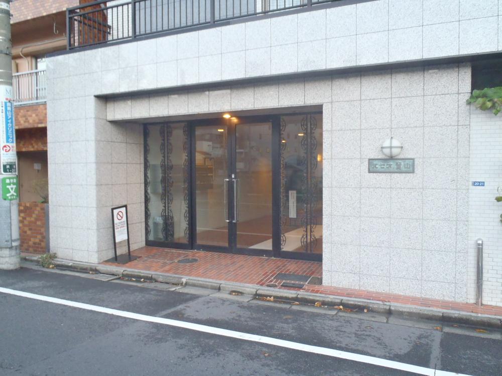 Entrance. Common areas