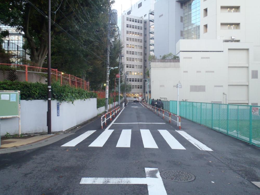Streets around. Traffic a small amount of a peaceful surrounding environment