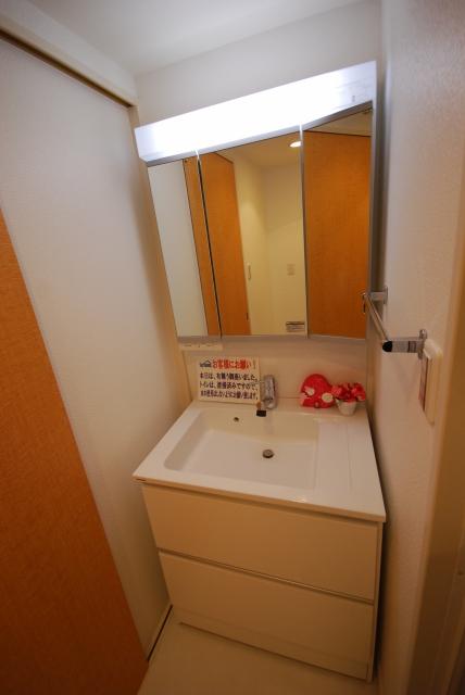 Wash basin, toilet. Indoor (12 May 2013) Shooting