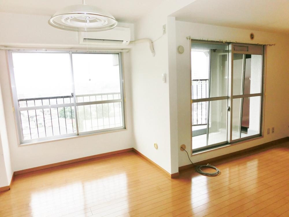 Living. Living 12.5 tatami, Thank southwest-facing window 2 places. (July 2013) Shooting