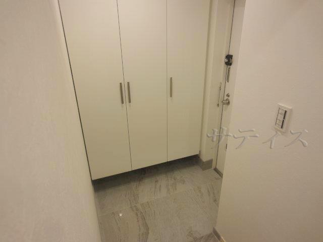 Entrance. Clean has started from the entrance.