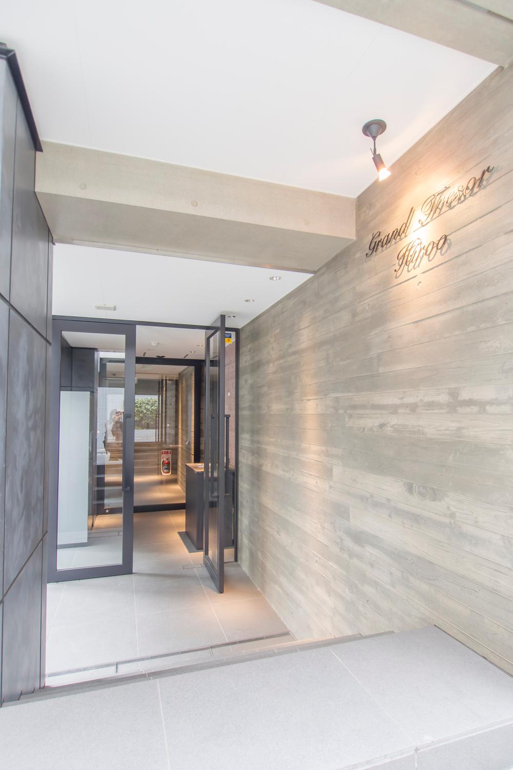 Entrance. Common areas