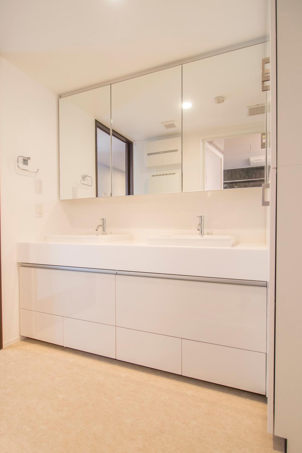 Wash basin, toilet. Indoor (11 May 2013) Shooting