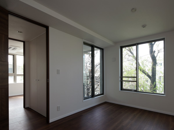 Interior.  [E type] It offers views of green flowers and Madosaki of street trees from the west side of the window. (Already sale)