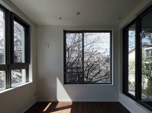 Interior.  [E type] east ・ South ・ Corner dwelling unit that the opening portion is provided on the three sides of the west. (Already sale)