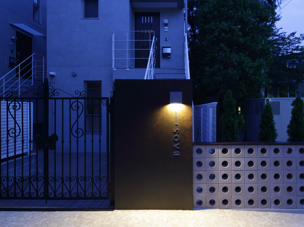 Features of the building.  [entrance] Gate of decorative wrought iron.