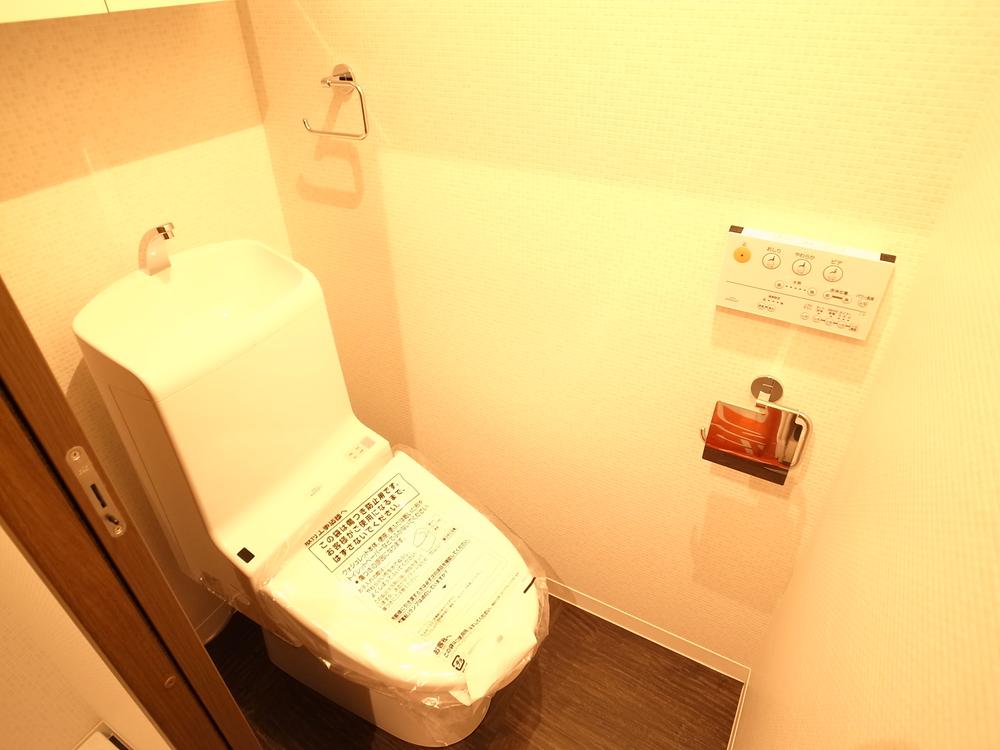 Toilet. Indoor (11 May 2013) Shooting
