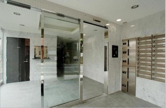 Entrance. Common areas
