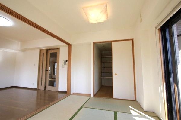 Non-living room. Living next to the Japanese-style room