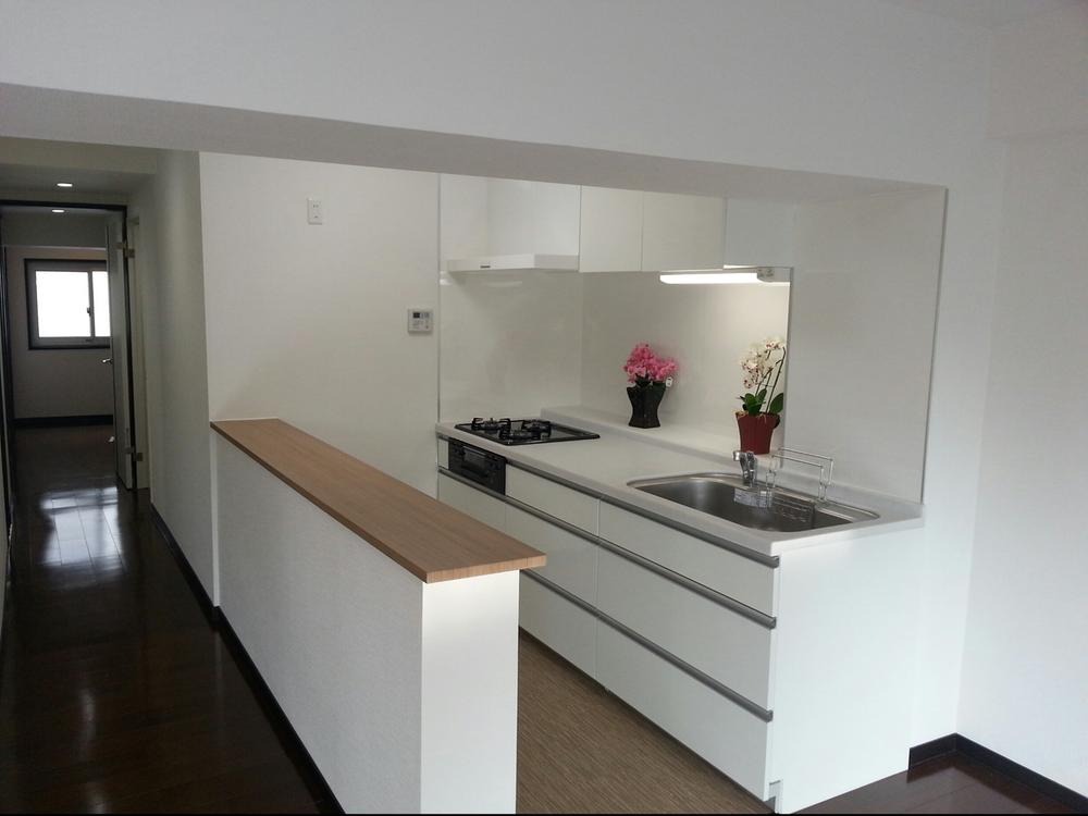 Kitchen. Spacious counter kitchen