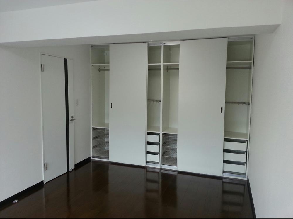 Non-living room. Large storage of the wall one side