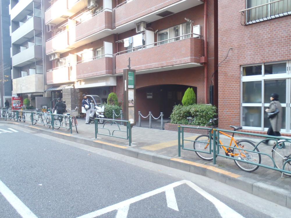 Streets around. Entrance road in front of