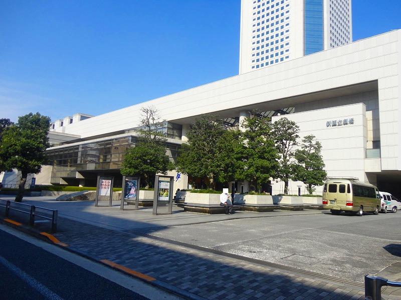 Shopping centre. 1000m until the new National Theatre