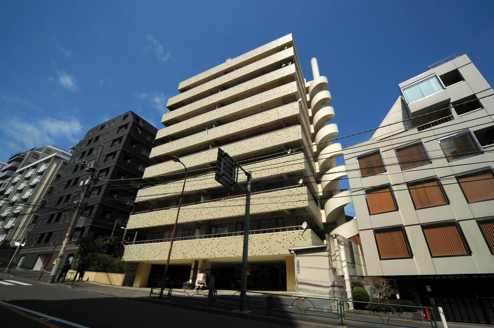 Local appearance photo. South road. For the southeast angle dwelling unit, Exposure to the sun ・ Ventilation is good.