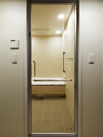 Bathing-wash room.  [Bathroom glass door] In bathroom, Adopt a glass door that produces a spread in space. In hard to break tempered glass, We also considered to safety. Furthermore stylish aluminum frame, It creates a sophisticated bathroom.