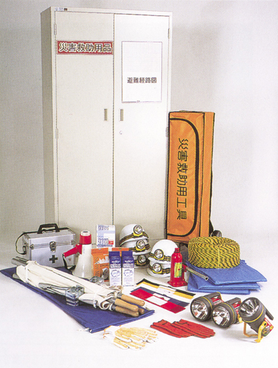 earthquake ・ Disaster-prevention measures.  [Each floor stockpile warehouse] Dwelling unit worth of drinking water to each floor, We have established the store stockpile warehouse food. Emergency supplies of rope such as lighting fixtures and in common areas, Emergency supplies such as you will find a store stockpile warehouse.