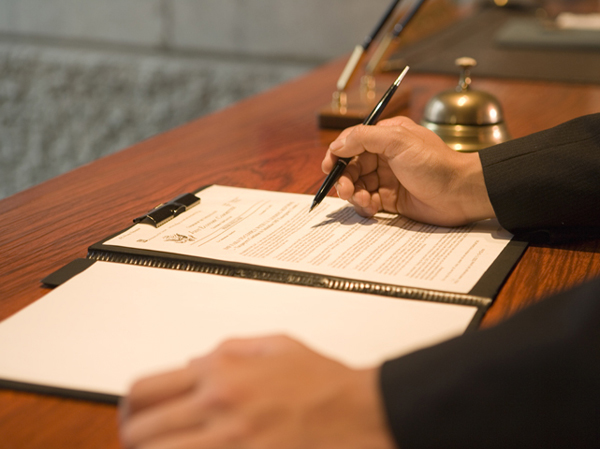 Variety of services.  [Concierge Service] To support the rich lives of the people live, It has established a concierge service to help you send a more comfortable every day. Cleaning agency services and public facilities ・ Information services such as transportation, of course, Introduction of taxi arrangements and hotel partners, Available upon a variety of services such as the introduction of a complete medical checkup.  ※ Some services will be paid. (Reference photograph)