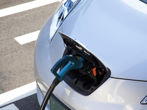 Features of the building.  [Electric car correspondence] In order to achieve the living environment of low carbon type that leads to the future, Electric car corresponding parking space was secured four minutes the. Also, Other can be charged in a short period of time the rapid charger (paid) also has been established. (image)