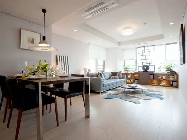 Room and equipment. Along with the brightness and sense of openness by the two planes lighting, Ceiling Trey veneer flooring and of the sense of quality, Downlight, Also attract the eyes full equipment, such as a ceiling, cassette-type air conditioner. (R90A2 type ・ Furnished model room sales dwelling unit)