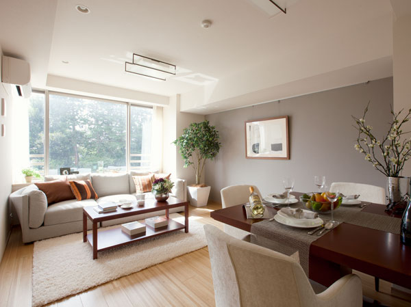 Room and equipment. Appropriate to the stage of leisurely serving urban life, Bright south-facing living room ・ dining. You can consider while looking at the actual dwelling unit in the field, This is also one of the relief material in the finished property unique. (R80A3 type)