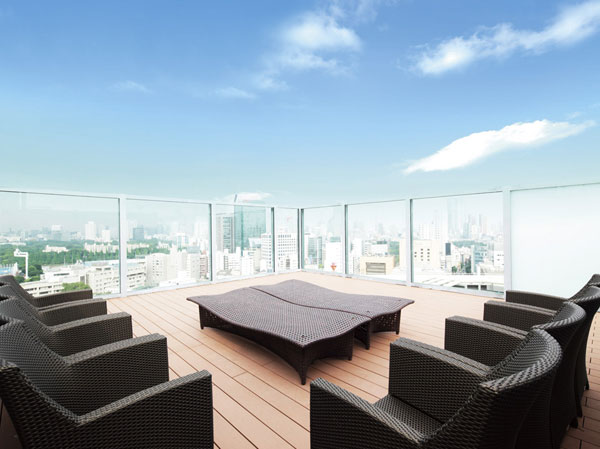 Surrounding environment. Sky deck located on the roof of the "tower side.". I hope downtown shine, It is a space that is wrapped in a feeling of freedom. You can also enjoy also Jingu Outer Gardens of fireworks in the summer. (The Terms and Conditions of Use There is a management rule. )