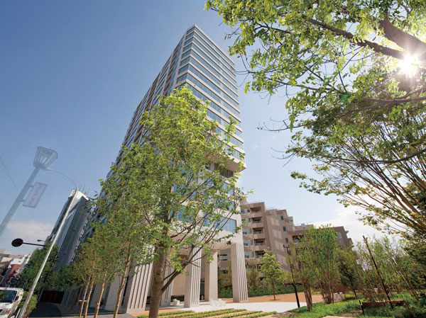 Buildings and facilities. Lush site planning that utilize the open area rate of about 55%. The back of the "Tower side" in the courtyard portion surrounded by the "Residence side" is, Forest Garden on-site garden has spread.