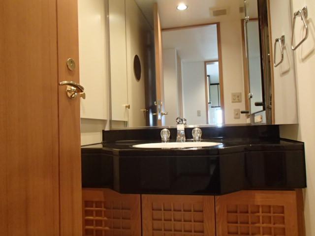 Wash basin, toilet. Indoor (12 May 2013) Shooting