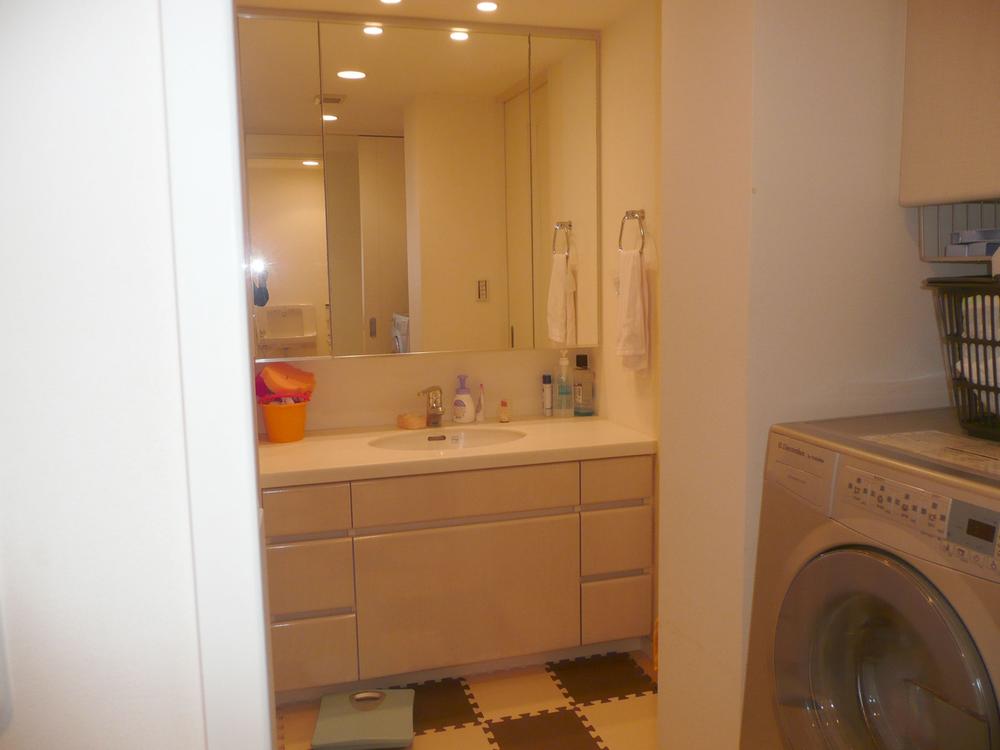 Wash basin, toilet. bathroom