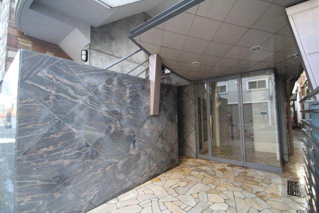 Entrance. Common areas