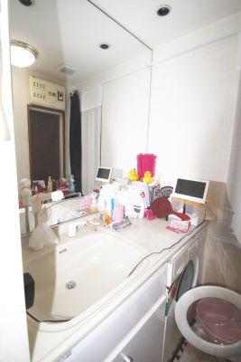 Wash basin, toilet. Indoor (12 May 2013) Shooting You know look is clean of. Built-in drum-type washing and drying machine is equipped with the under washroom.