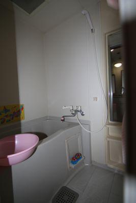 Bathroom. Indoor (12 May 2013) Shooting I will say that the bath ready-to-use