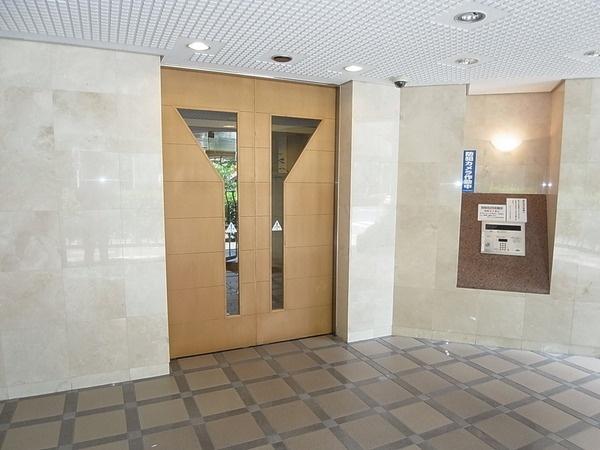 Entrance. Common areas