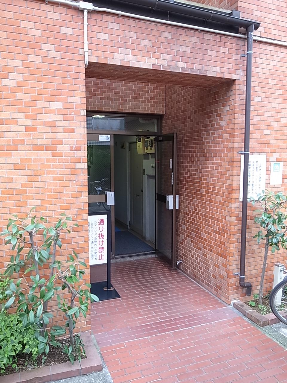 Entrance. Mansion north entrance