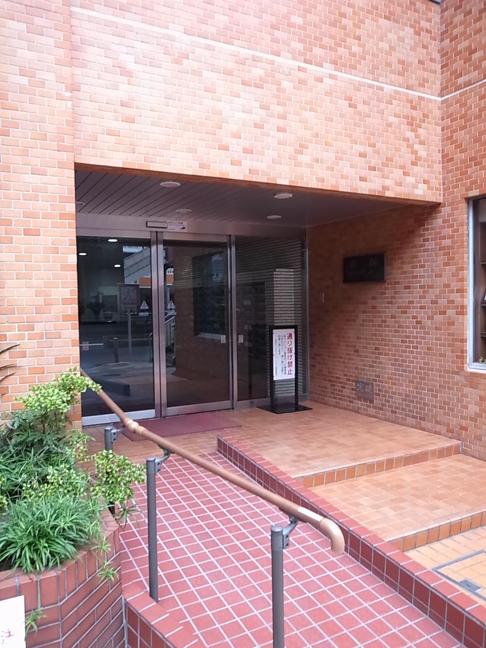 Entrance. Apartment south entrance is useful, for example, commuting facing the Koshu Kaido