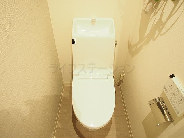 Toilet. Indoor (11 May 2013) Shooting