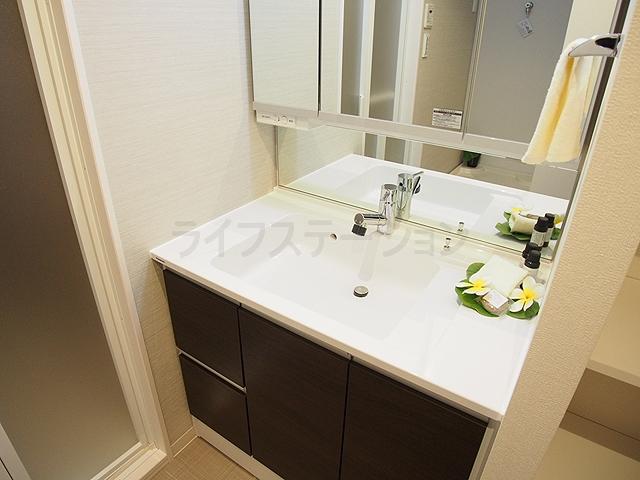 Wash basin, toilet. Indoor (11 May 2013) Shooting