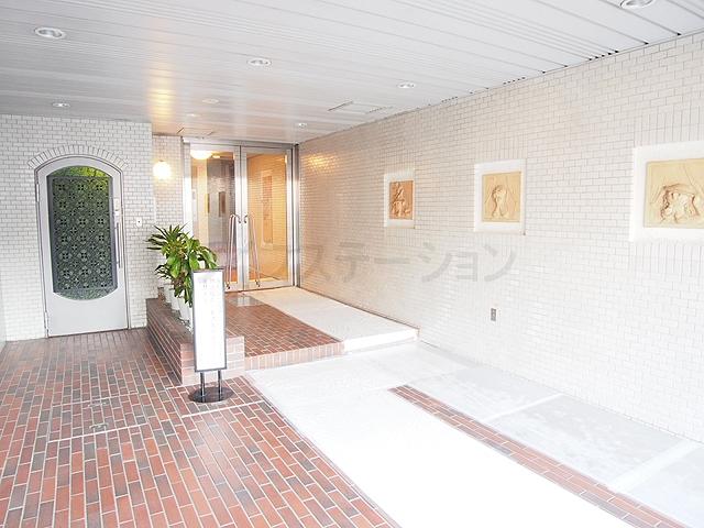 Entrance. Common areas