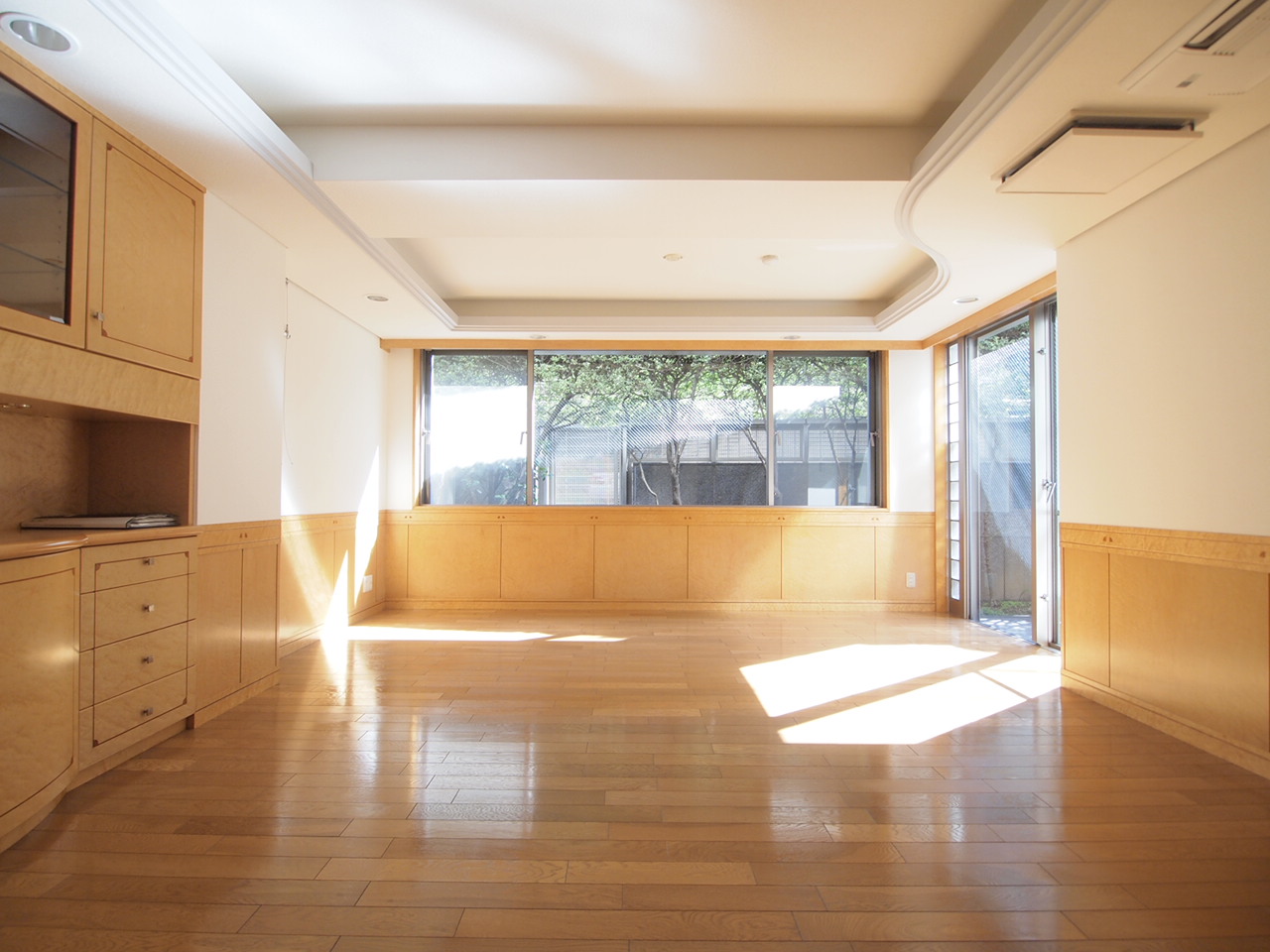 Living and room. Living: south-facing, Overlooking the planting site in the scenic backdrop.
